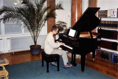 Svet rim svetlih, srenih pesmi je Jaka Koir spremljal na klavirju